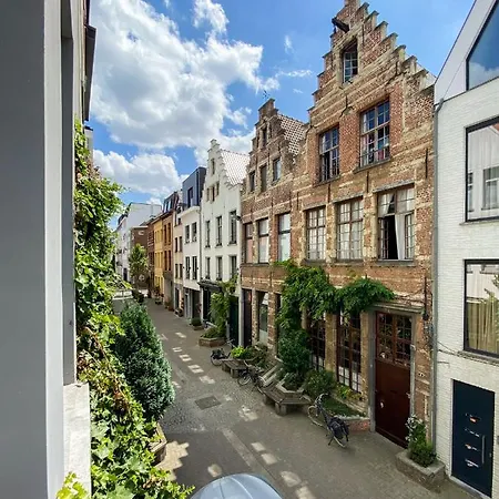 Apartment Center In Quiet Street & Airco *