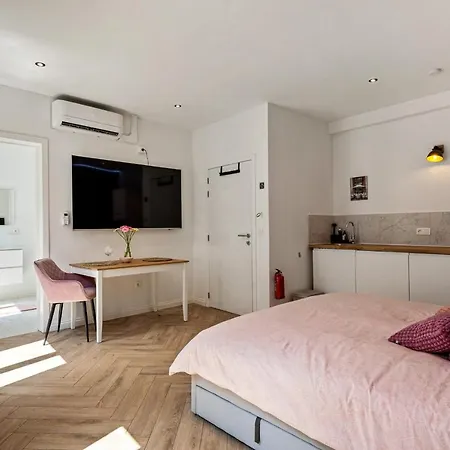 Center In Quiet Street & Airco *